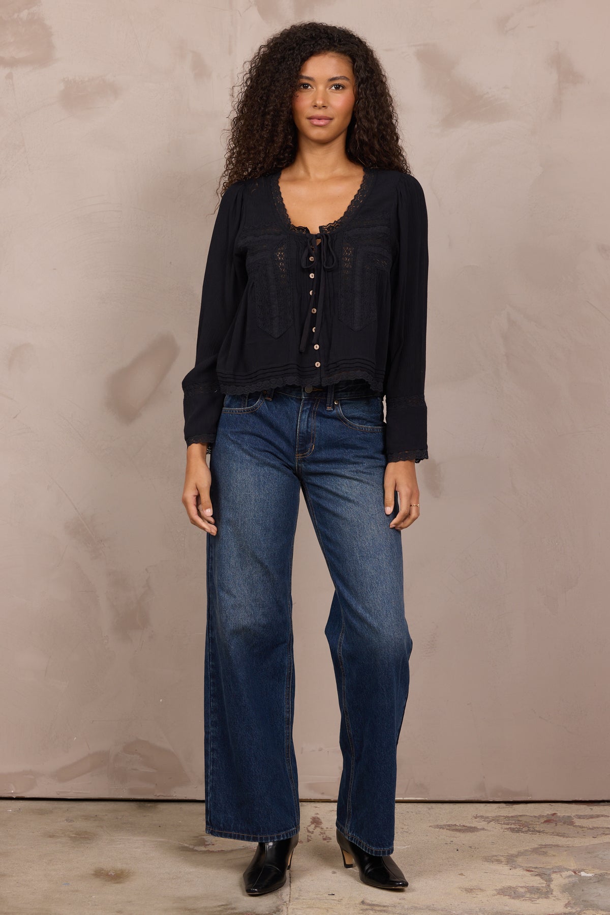 BLACK LONG SLEEVE BLOUSE W/ LACE DETAIL