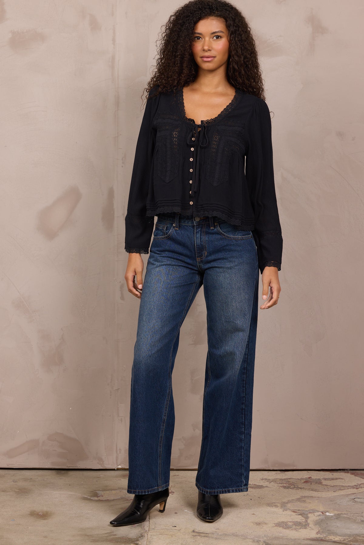 BLACK LONG SLEEVE BLOUSE W/ LACE DETAIL