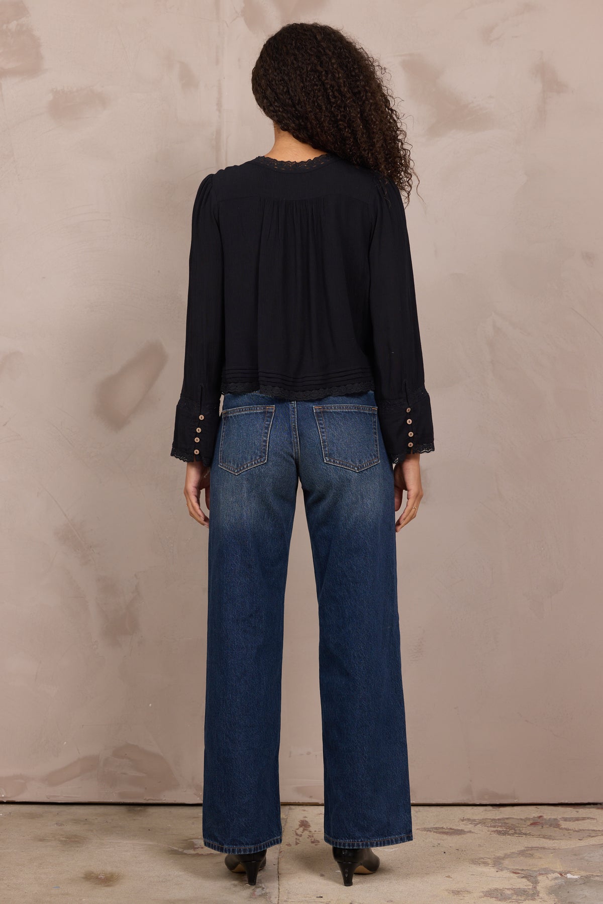 BLACK LONG SLEEVE BLOUSE W/ LACE DETAIL